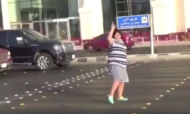 ¡Arrestan a niño por bailar la Macarena en la calle! #Video