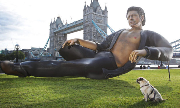 Londres amaneció con una estatua gigante…¡de Jeff Goldblum!