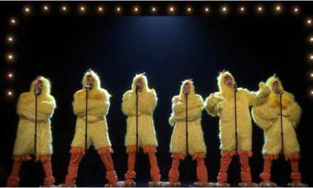 Los Backstreet Boys se disfrazan de pollo y ¡Se ponen a cantar!