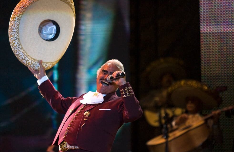 Despiden a Vicente Fernández con su música en la Arena VFG