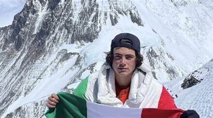 Mexicano rompe récord al convertirse en el más joven en conquistar el Everest