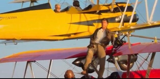 De pie en una avioneta en pleno vuelo: Tom Cruise y su peligrosa promoción para «Misión Imposible: Dead Reckoning»