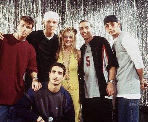 El día que Backstreet Boys aparecieron en «Sabrina, la bruja adolescente» ¿Te acuerdas?
