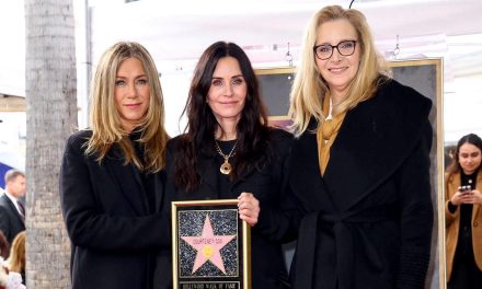 Courteney Cox recibe su estrella en el Paseo de la Fama de Hollywood junto a sus amigas de ‘Friends’