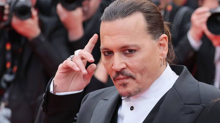 Johnny Depp recibe ovación tras premiere de «Jeanne du Barry»