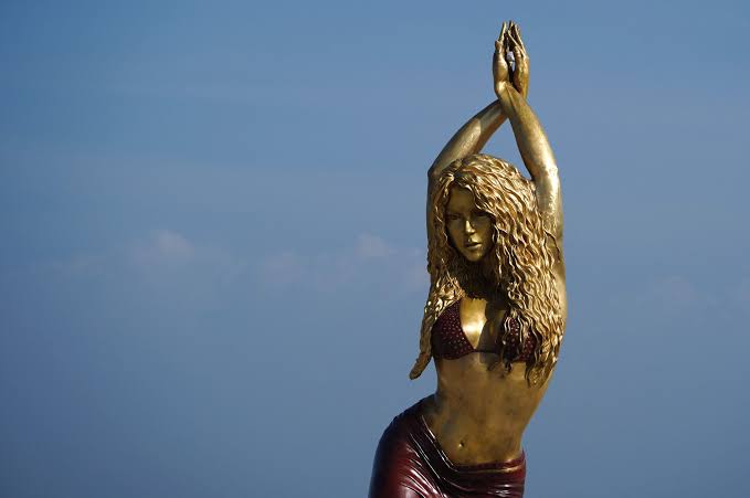 Construyen estatua de Shakira en Barranquilla, Colombia