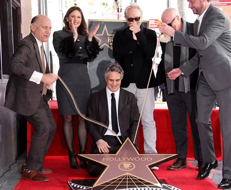 Mark Ruffalo recibe su estrella en el Paseo de la Fama de Hollywood.