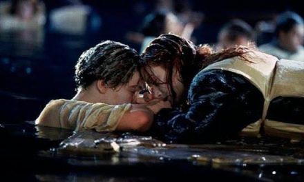 La controversial puerta de “Titanic” ha sido subastada por una impresionante suma