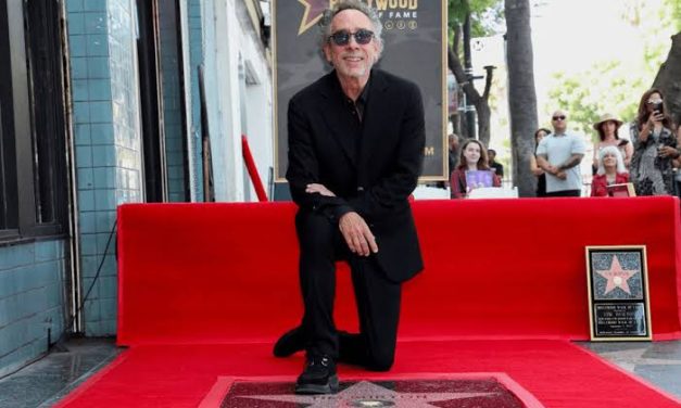 Tim Burton recibe su estrella en el Paseo de la Fama de Hollywood