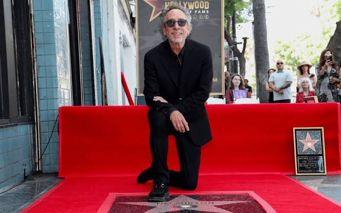 Tim Burton recibe su estrella en el Paseo de la Fama de Hollywood