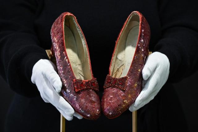 Subastan zapatillas que usó Judy Garland en «El Mago de Oz»